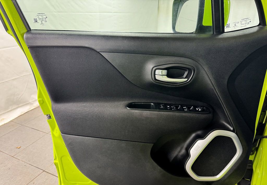 Used 2018 Jeep Renegade Latitude w/ UConnect 8.4 Nav Group FWD image 14