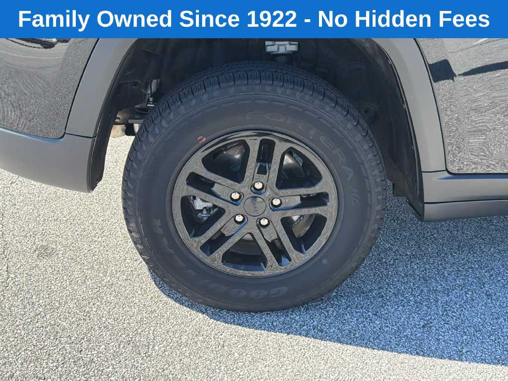 Used 2025 Jeep Grand Cherokee Laredo AWD/4WD image 17
