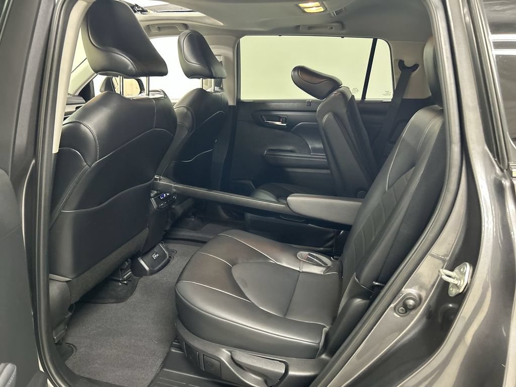 Used 2022 Toyota Highlander XLE AWD/4WD image 20