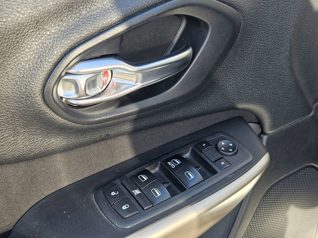 Used 2018 Jeep Cherokee Latitude image 11