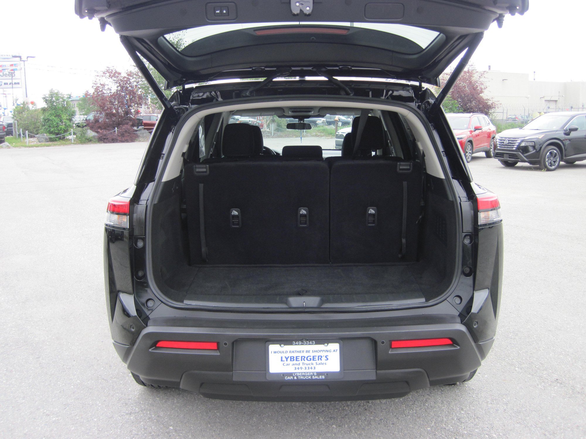 Used 2025 Nissan Pathfinder SV AWD/4WD image 6