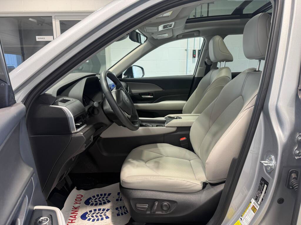 Used 2025 Toyota Grand Highlander AWD Hybrid image 21
