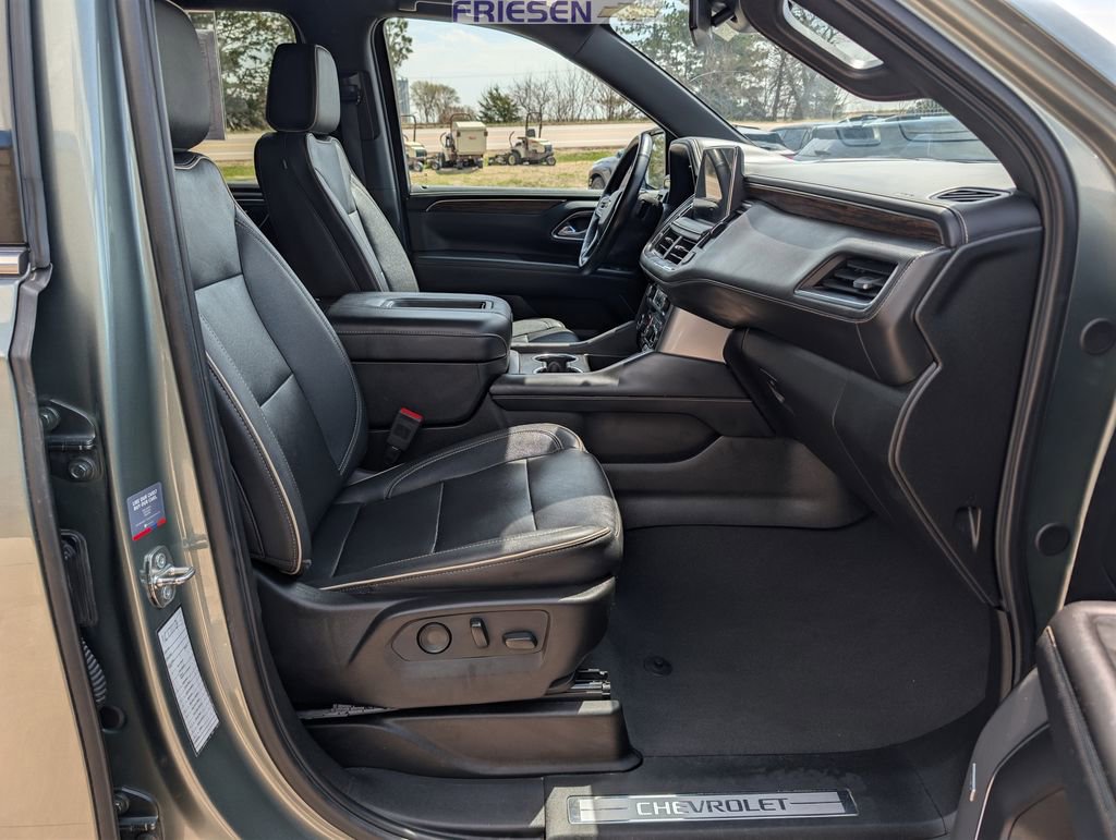 Used 2023 Chevrolet Suburban Premier image 18