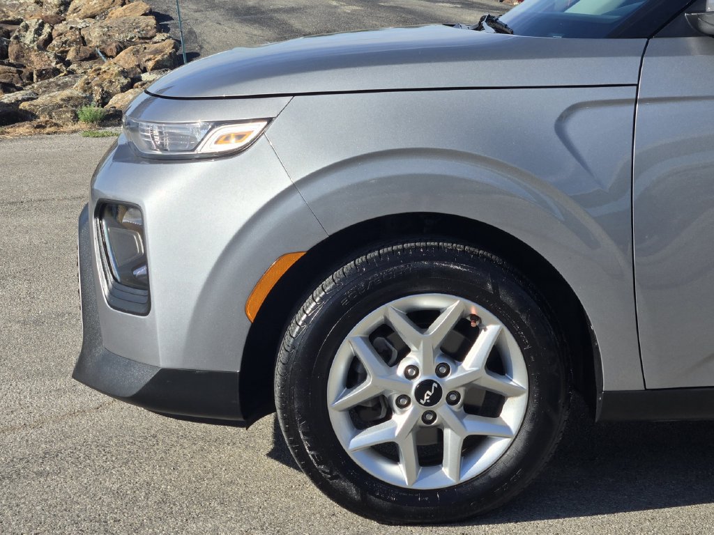 Certified 2022 Kia Soul LX w/ Technology Package FWD image 9