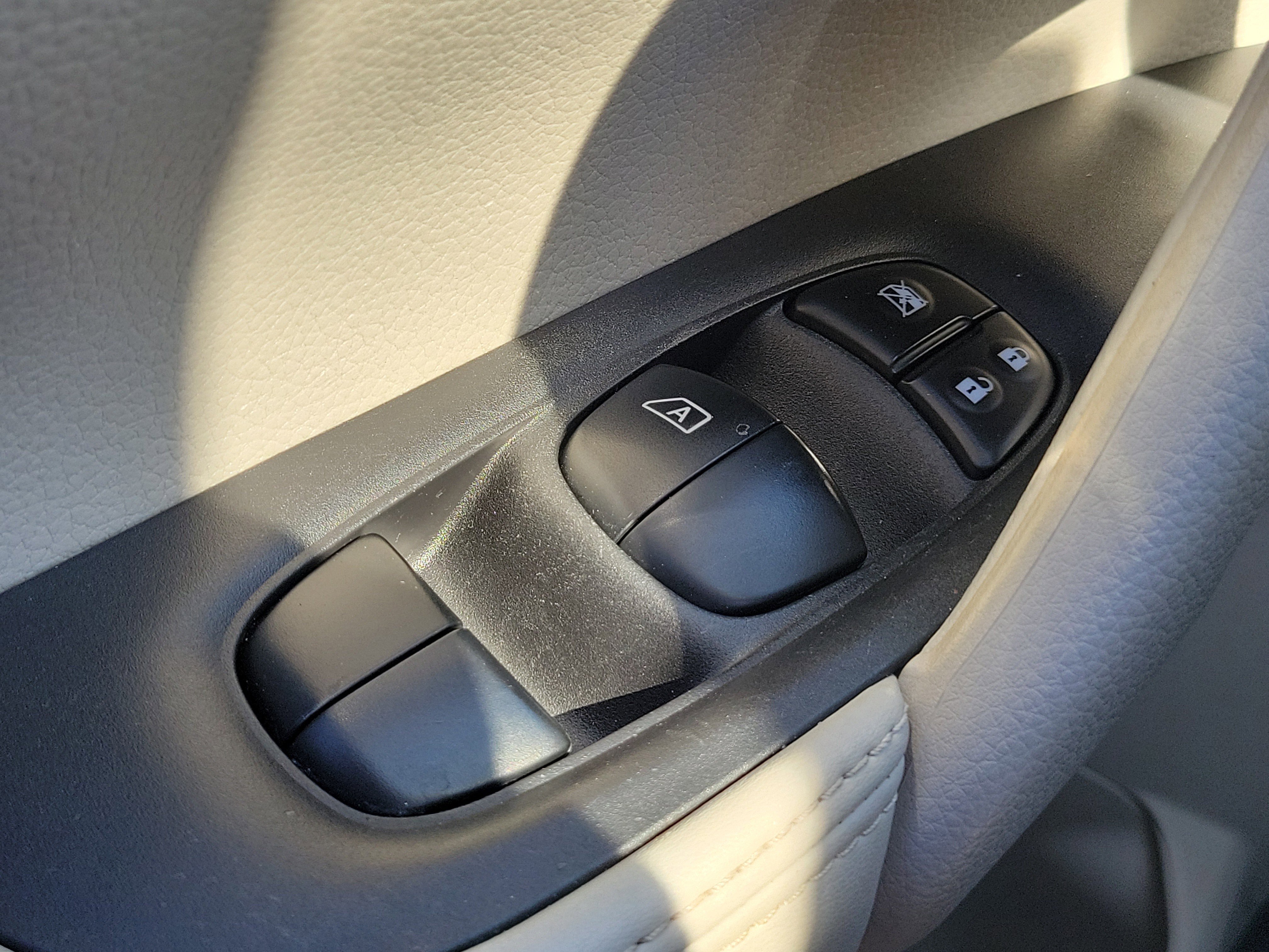 Used 2018 Nissan Rogue Sport SV image 26