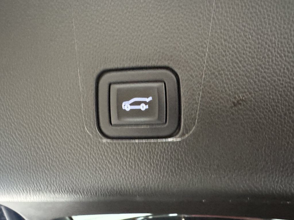 Used 2023 Chevrolet Traverse RS AWD/4WD image 39
