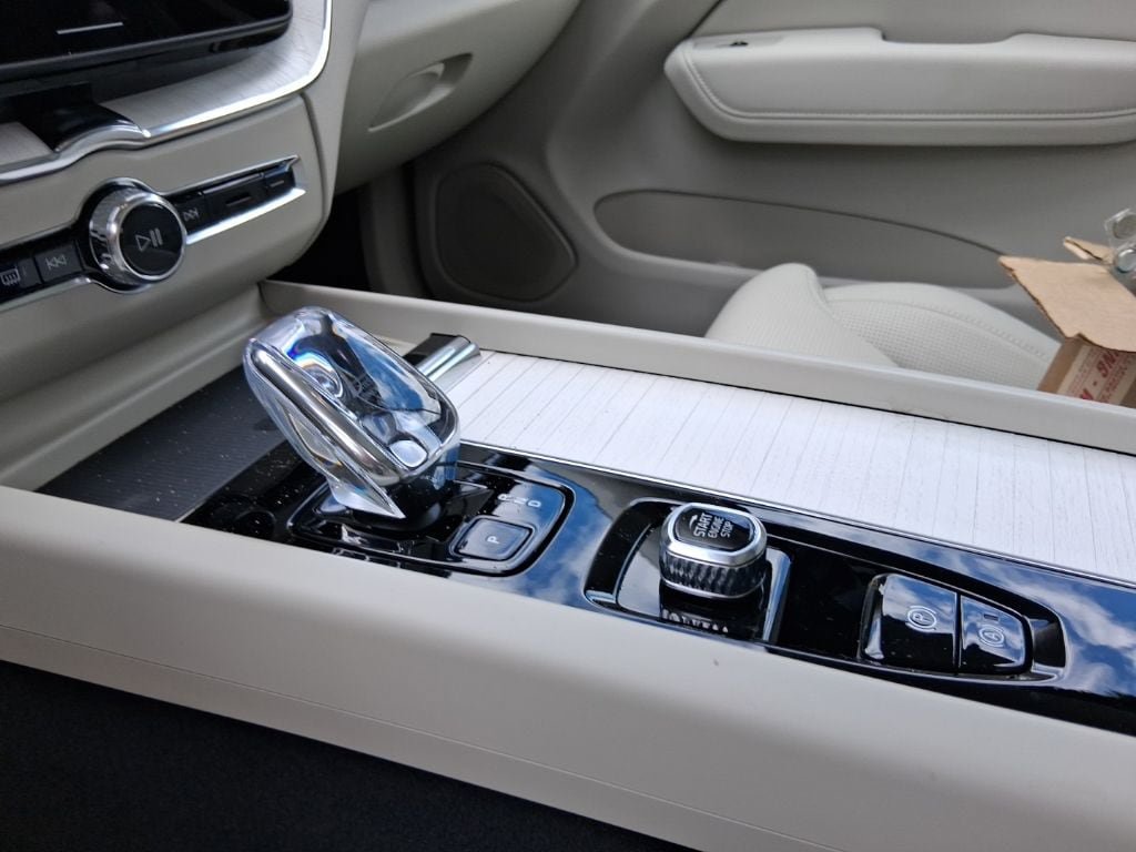 New 2026 Volvo XC60 T8 Ultra w/ Protection Package Premier AWD/4WD image 11
