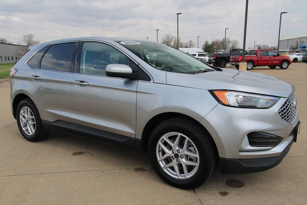 Used 2024 Ford Edge SEL image 3