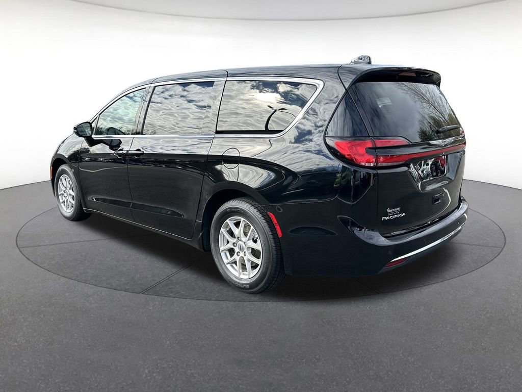 Used 2025 Chrysler Pacifica Select image 3