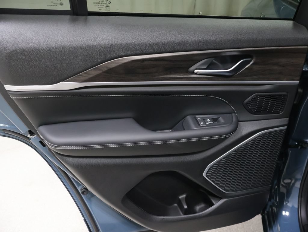 New 2026 Jeep Grand Cherokee Limited AWD/4WD image 11