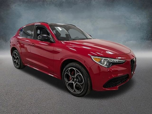 Used 2023 Alfa Romeo Stelvio Veloce AWD/4WD image 3