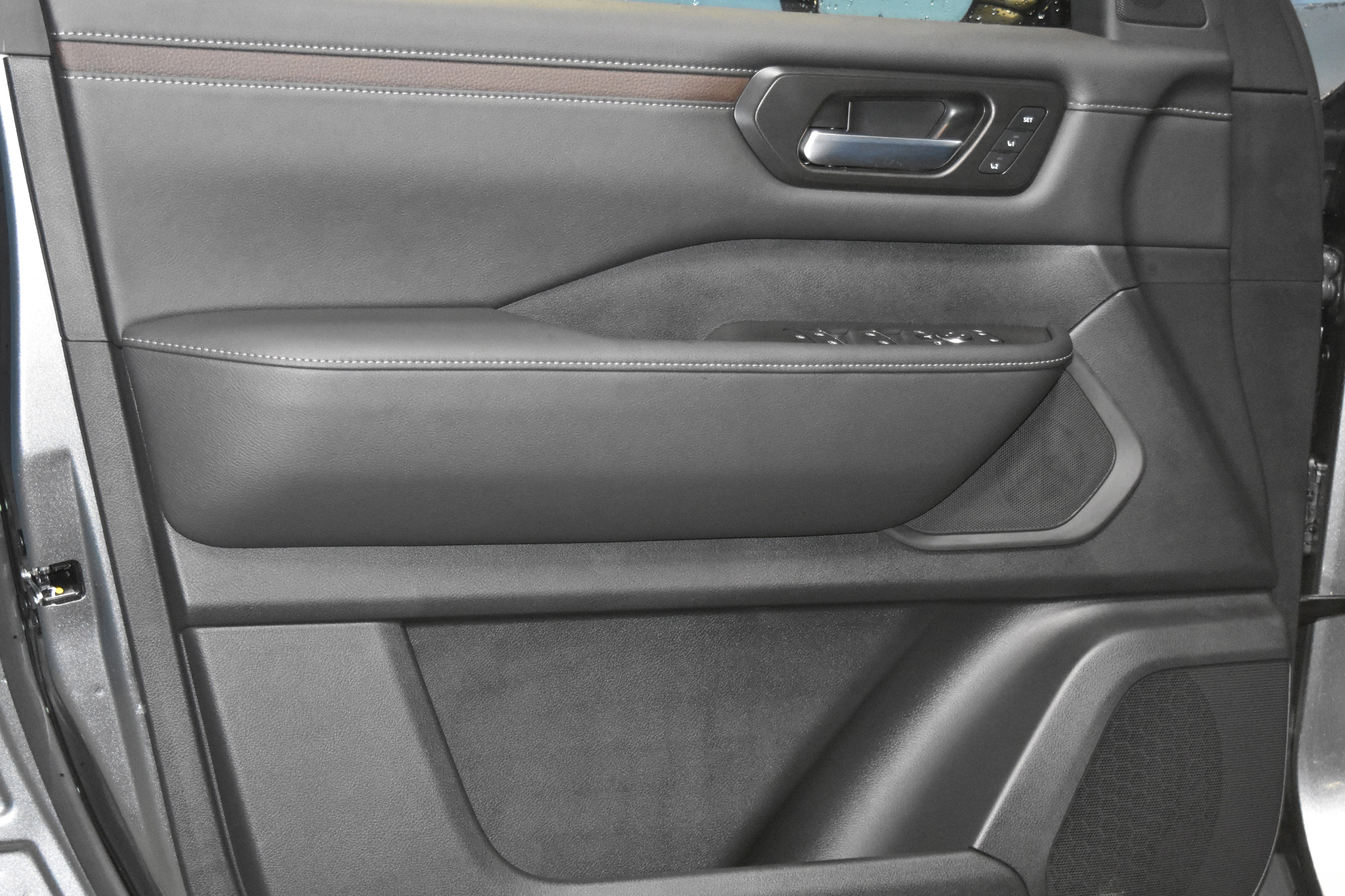 New 2026 Nissan Armada SL w/ Captain's Chari Seat Package image 3