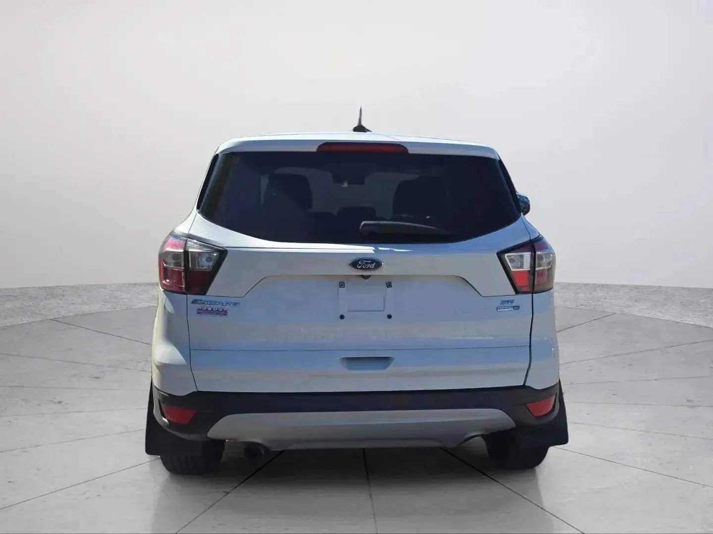 Used 2017 Ford Escape SE w/ SE Cold Weather Package AWD/4WD image 4
