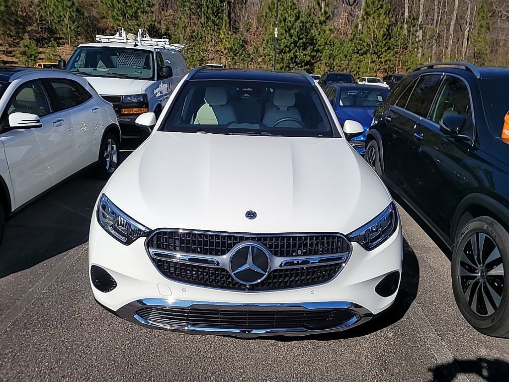 Used 2025 Mercedes-Benz GLC 300 4MATIC image 2