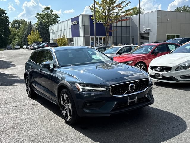 Certified 2025 Volvo V60 B5 Cross Country Plus AWD/4WD image 5