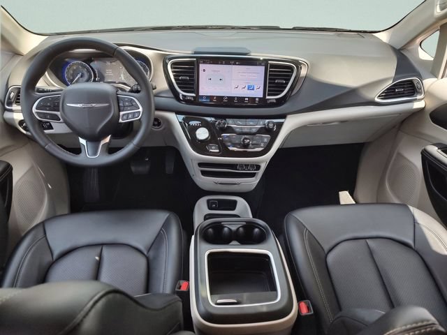 Used 2024 Chrysler Pacifica Touring-L FWD image 24
