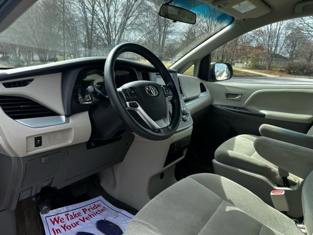 Used 2017 Toyota Sienna L FWD image 12