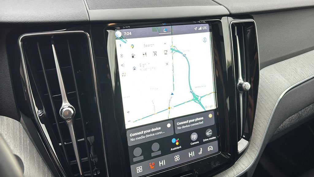 Certified 2025 Volvo XC60 B5 Plus AWD/4WD image 19