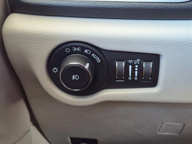 Used 2018 Chrysler Pacifica Limited w/ Advanced Safetytec Group FWD image 11