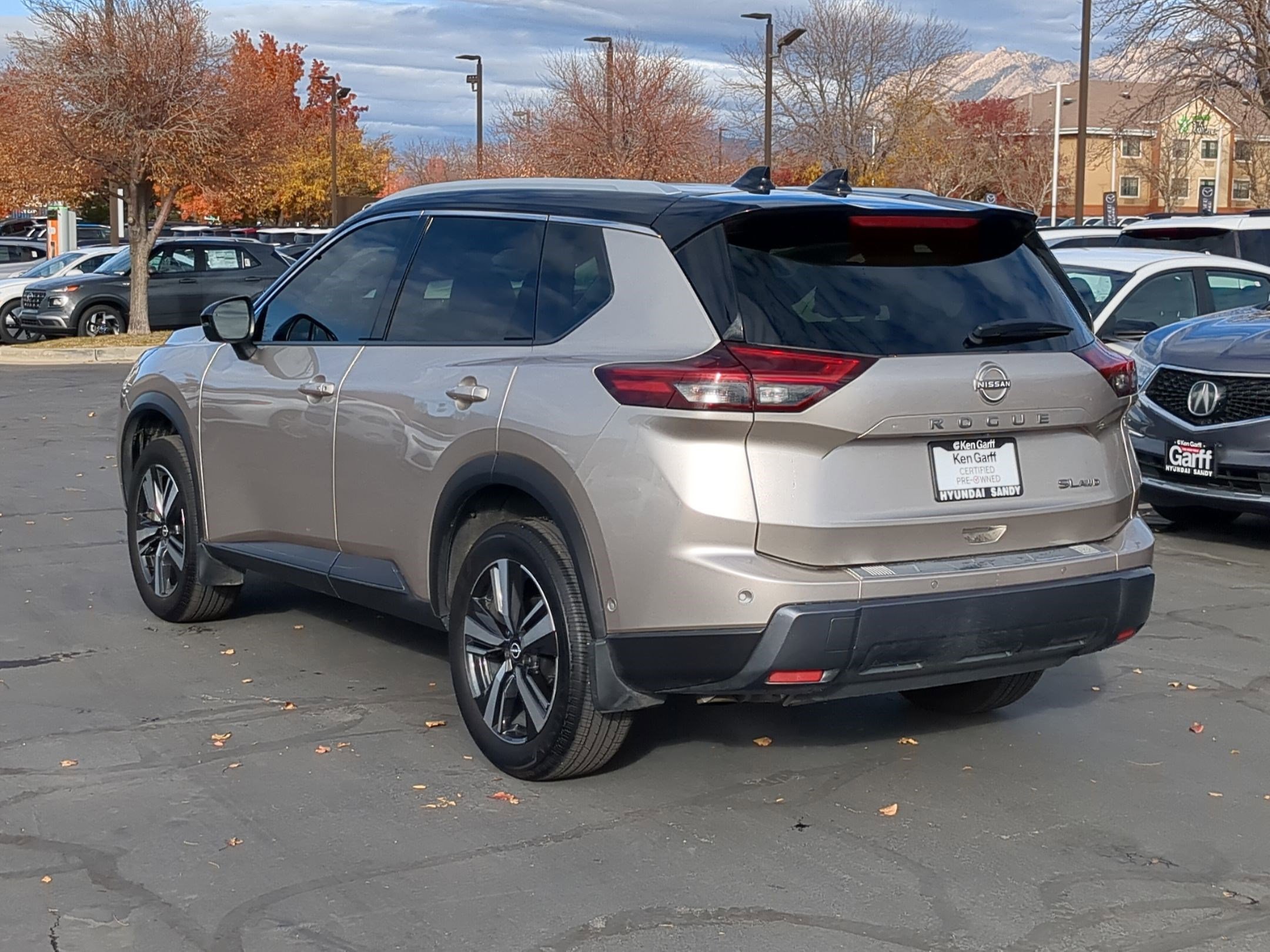 Used 2025 Nissan Rogue SL w/ Tech Package image 8