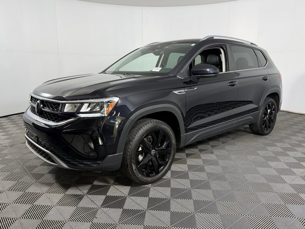 Used 2023 Volkswagen Taos SE w/ Black Wheel Package image 3