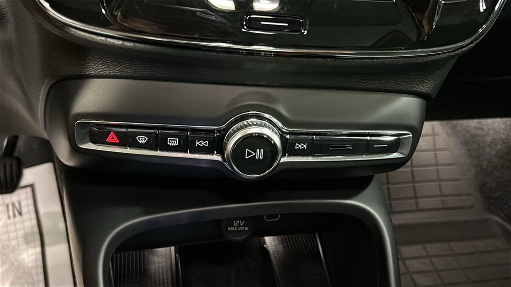 Certified 2026 Volvo XC40 B5 Plus AWD/4WD image 15