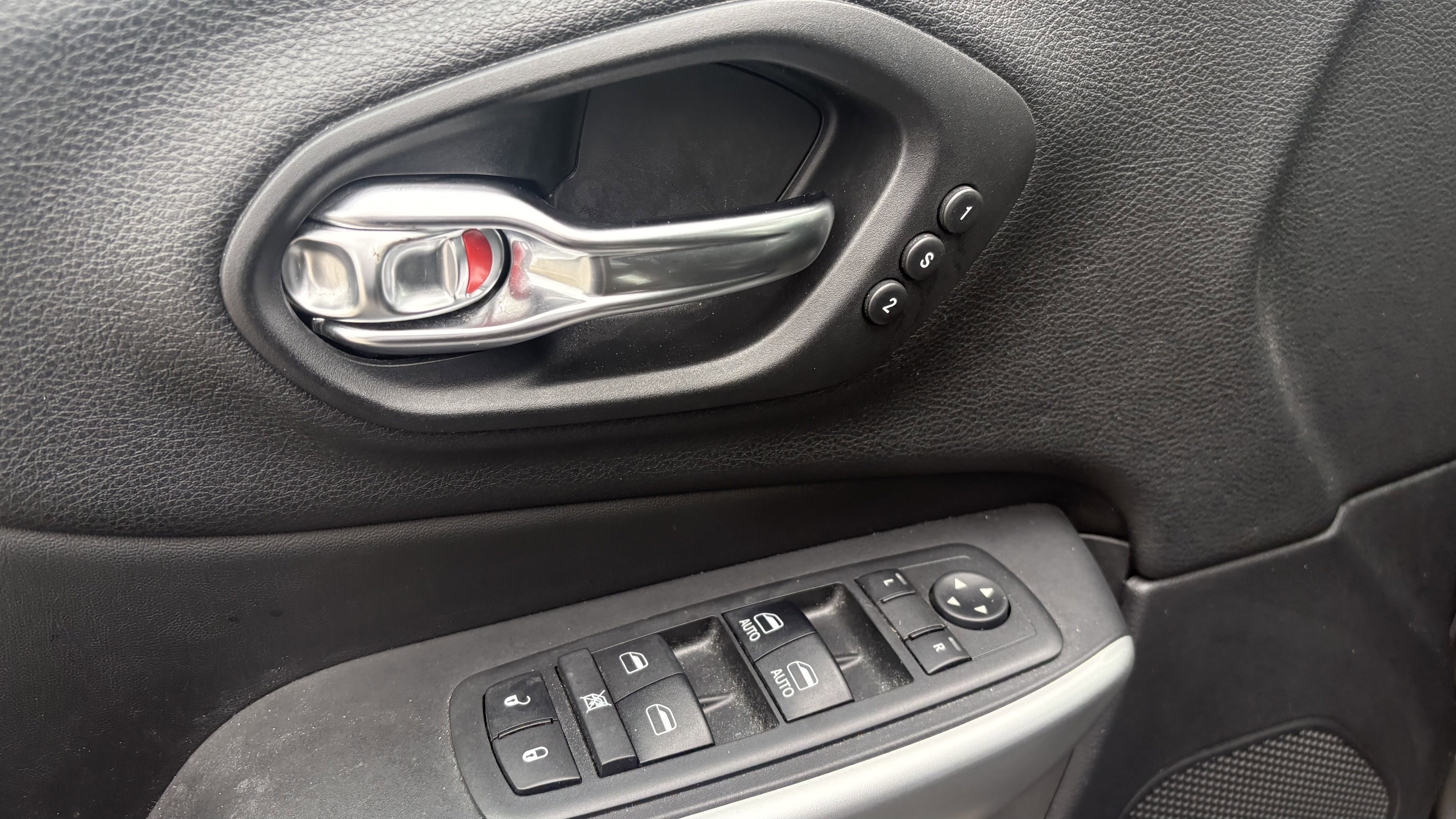 Used 2018 Jeep Cherokee Trailhawk w/ Quick Order Package 27L image 17