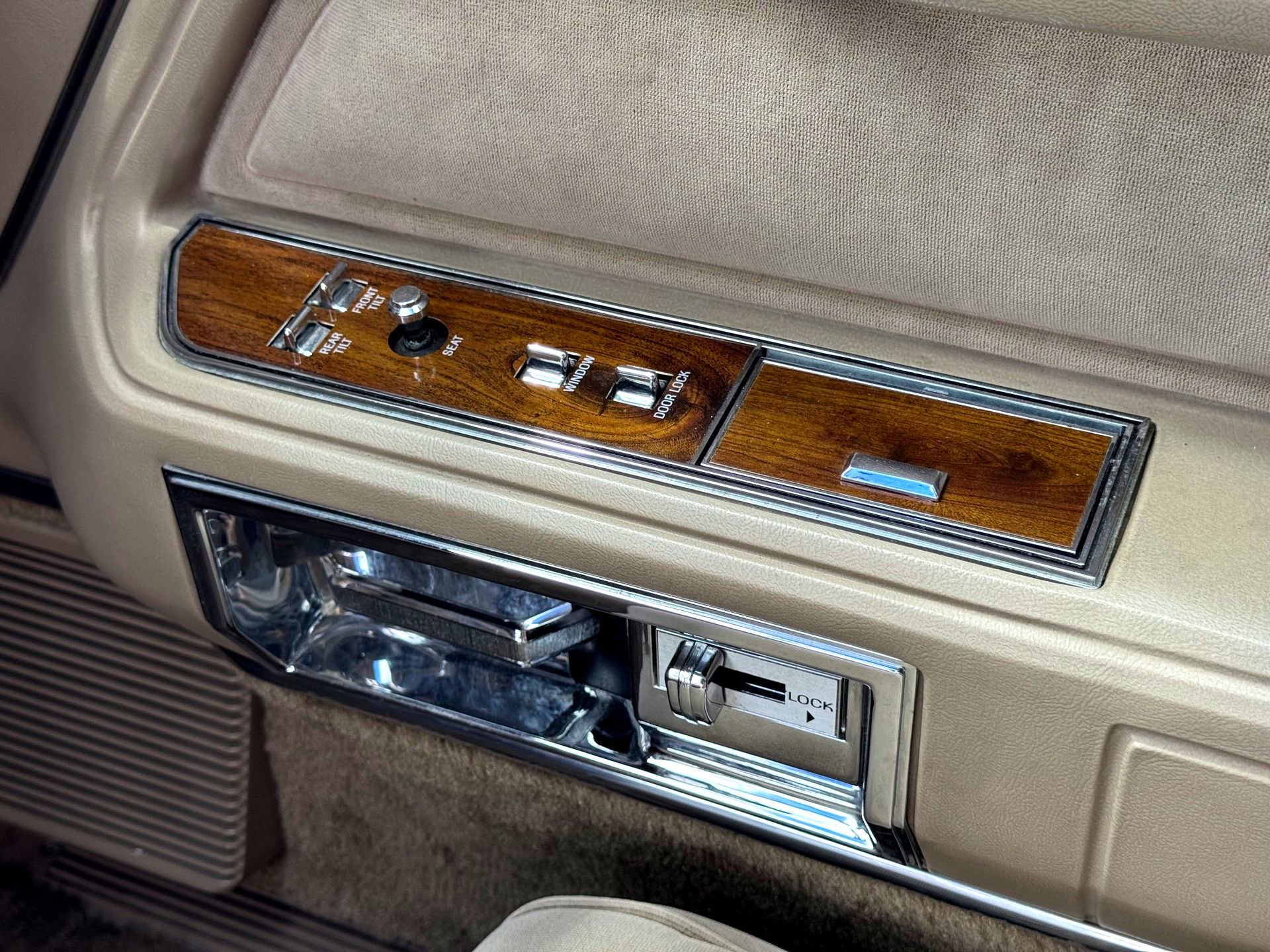 Used 1989 Lincoln Town Car Signature RWD image 45