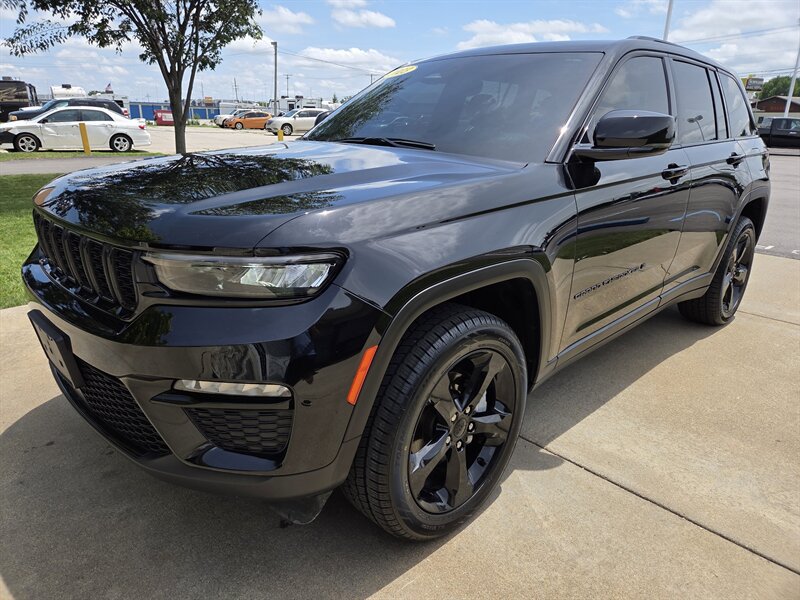 Used 2023 Jeep Grand Cherokee Limited w/ Black Appearance Package AWD/4WD image 7