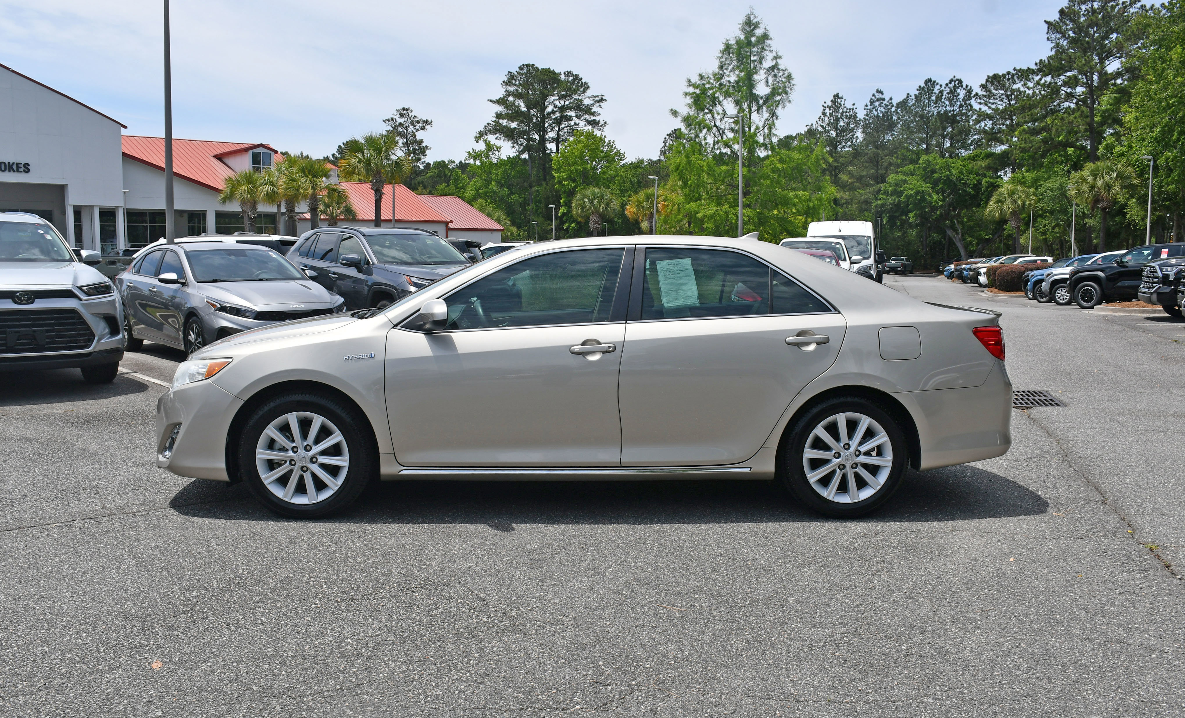 Used 2014 Toyota Camry XLE w/ Leather Package FWD image 2