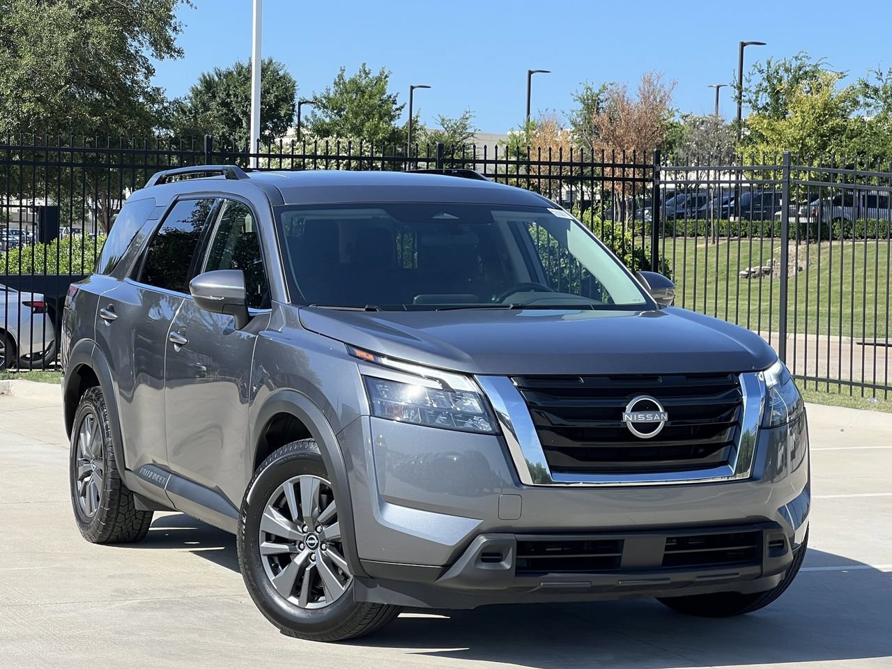 Used 2024 Nissan Pathfinder SV AWD/4WD image 2