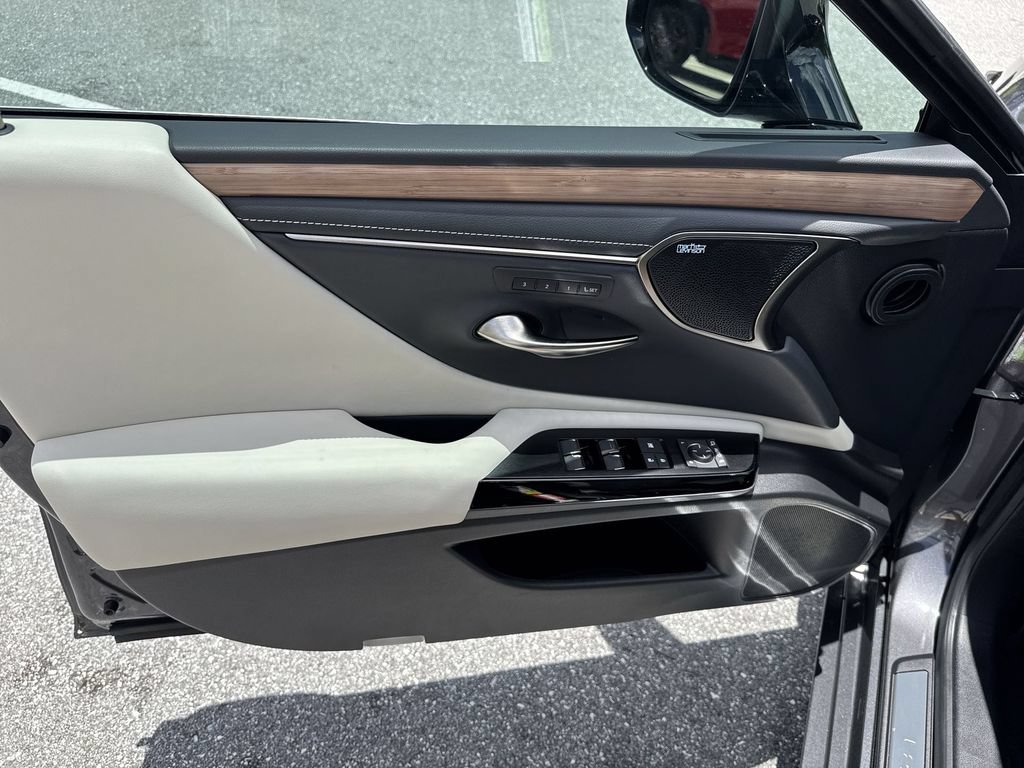 Used 2024 Lexus ES 300h Ultra Luxury w/ Accessory Package (Z2) FWD image 39