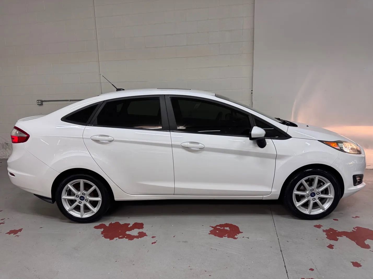 Used 2017 Ford Fiesta SE w/ Equipment Group 201A FWD image 2
