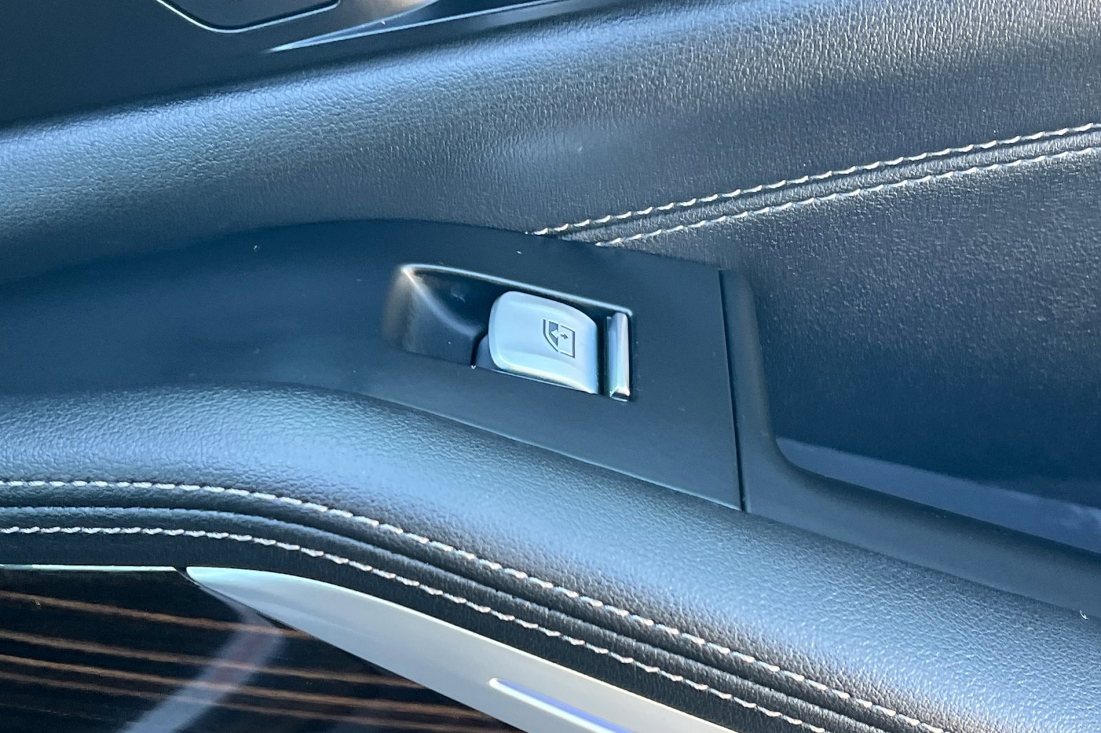 Used 2025 BMW X7 xDrive40i w/ Climate Comfort Package image 21