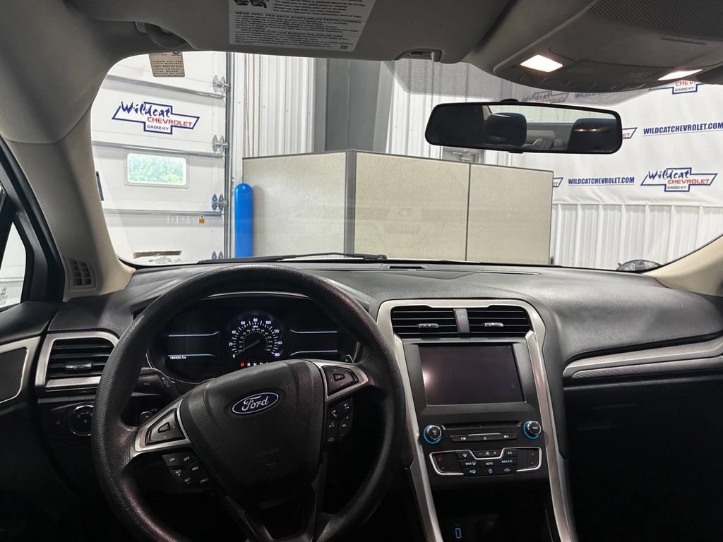 Used 2018 Ford Fusion SE w/ Fusion SE Technology Package FWD image 2