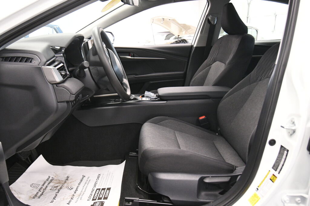 Used 2025 Toyota Camry LE image 9