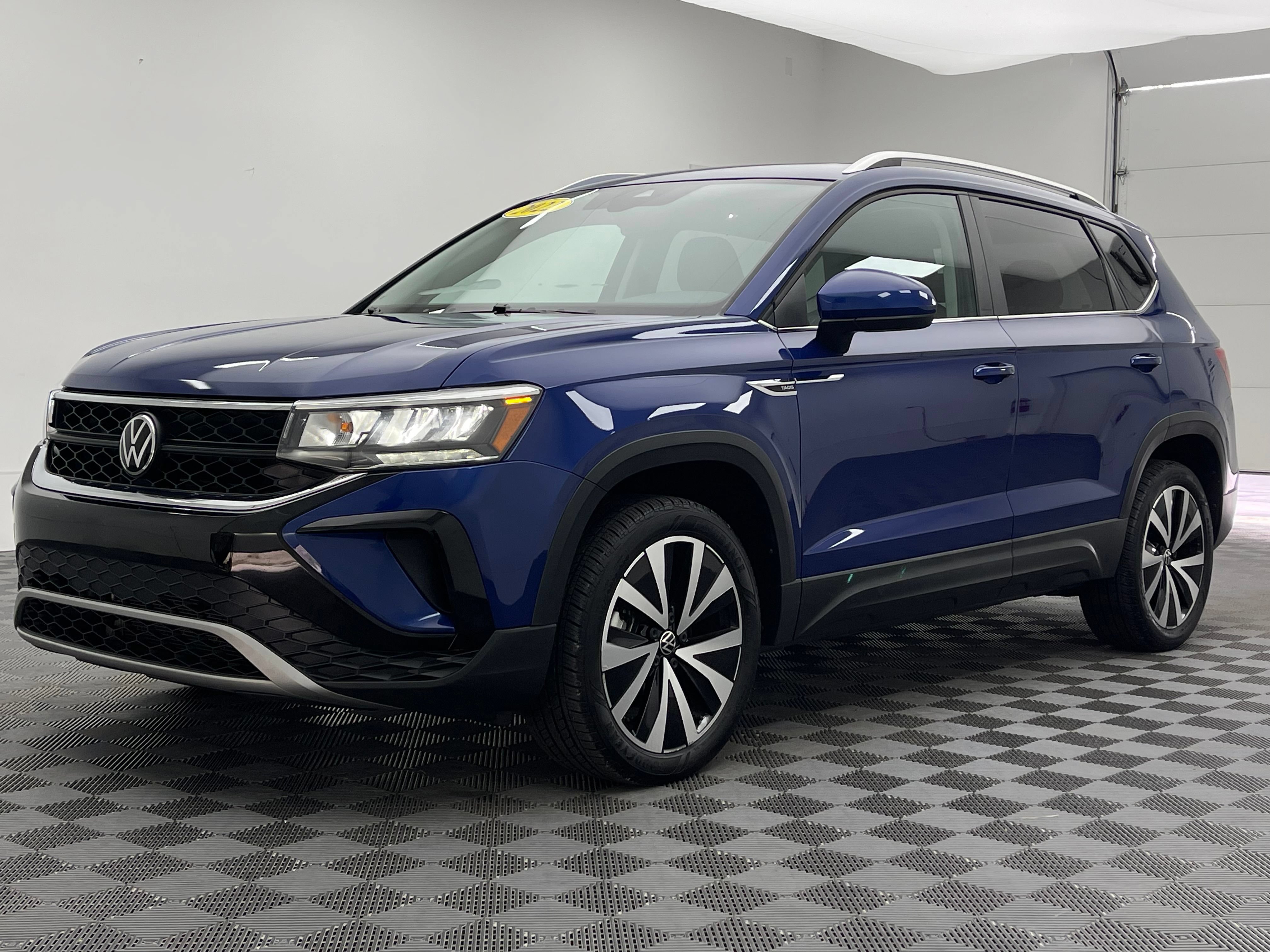 Used 2022 Volkswagen Taos SE w/ Panoramic Sunroof Package FWD image 2