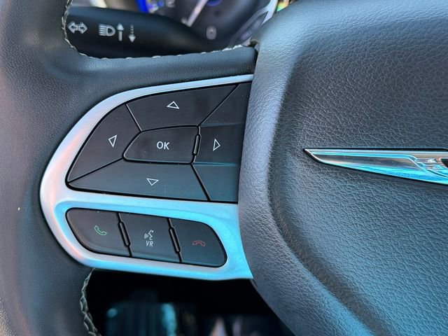 Used 2023 Chrysler Pacifica Touring-L image 13