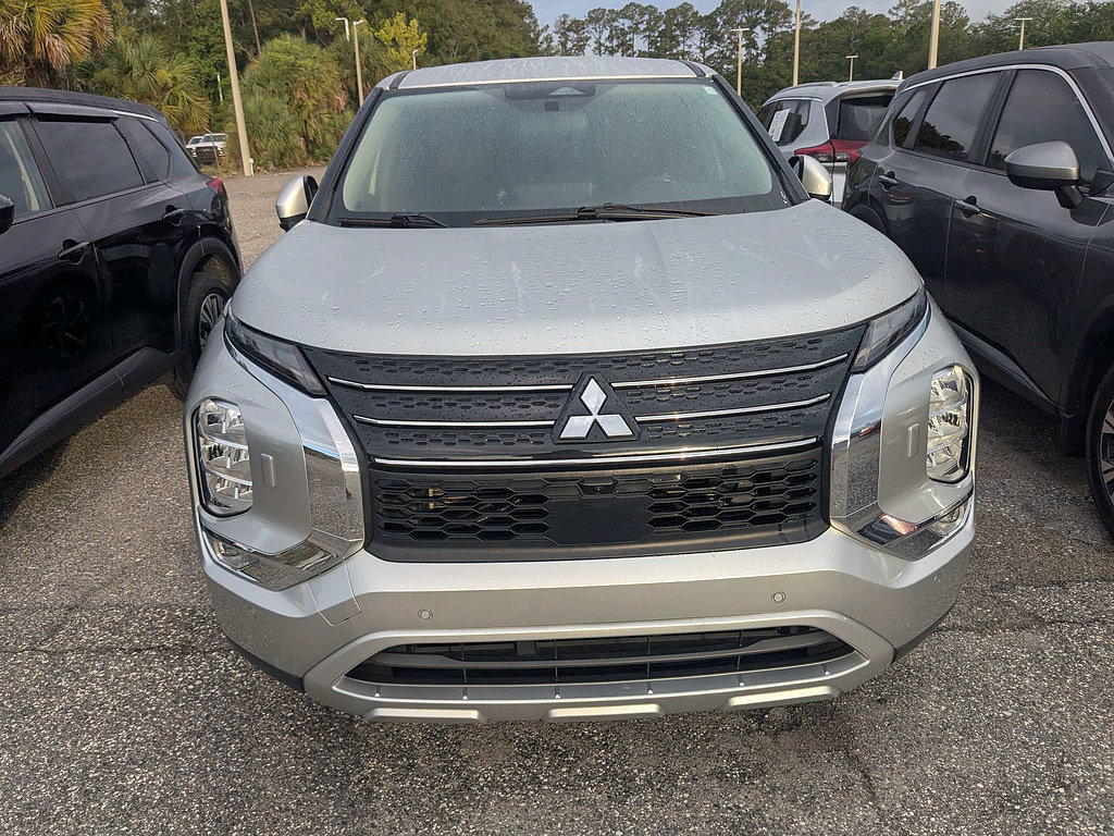 Used 2024 Mitsubishi Outlander SE AWD/4WD image 2
