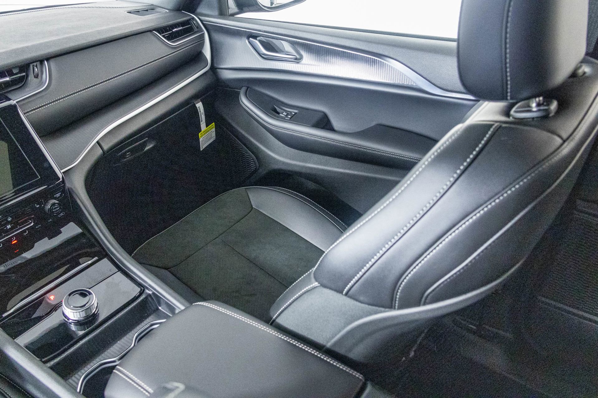 New 2025 Jeep Grand Cherokee L Altitude image 35