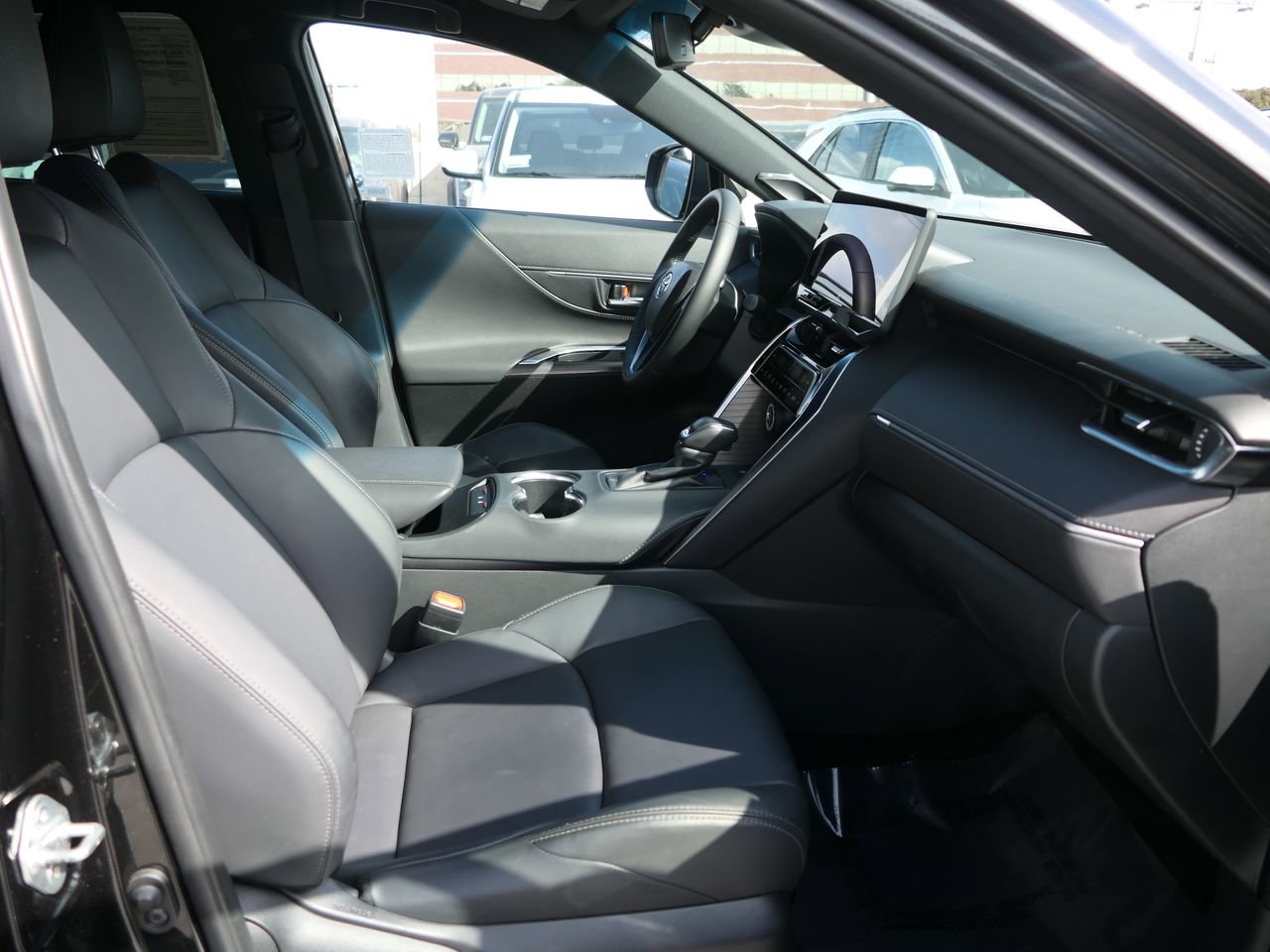 Used 2024 Toyota Venza XLE image 32