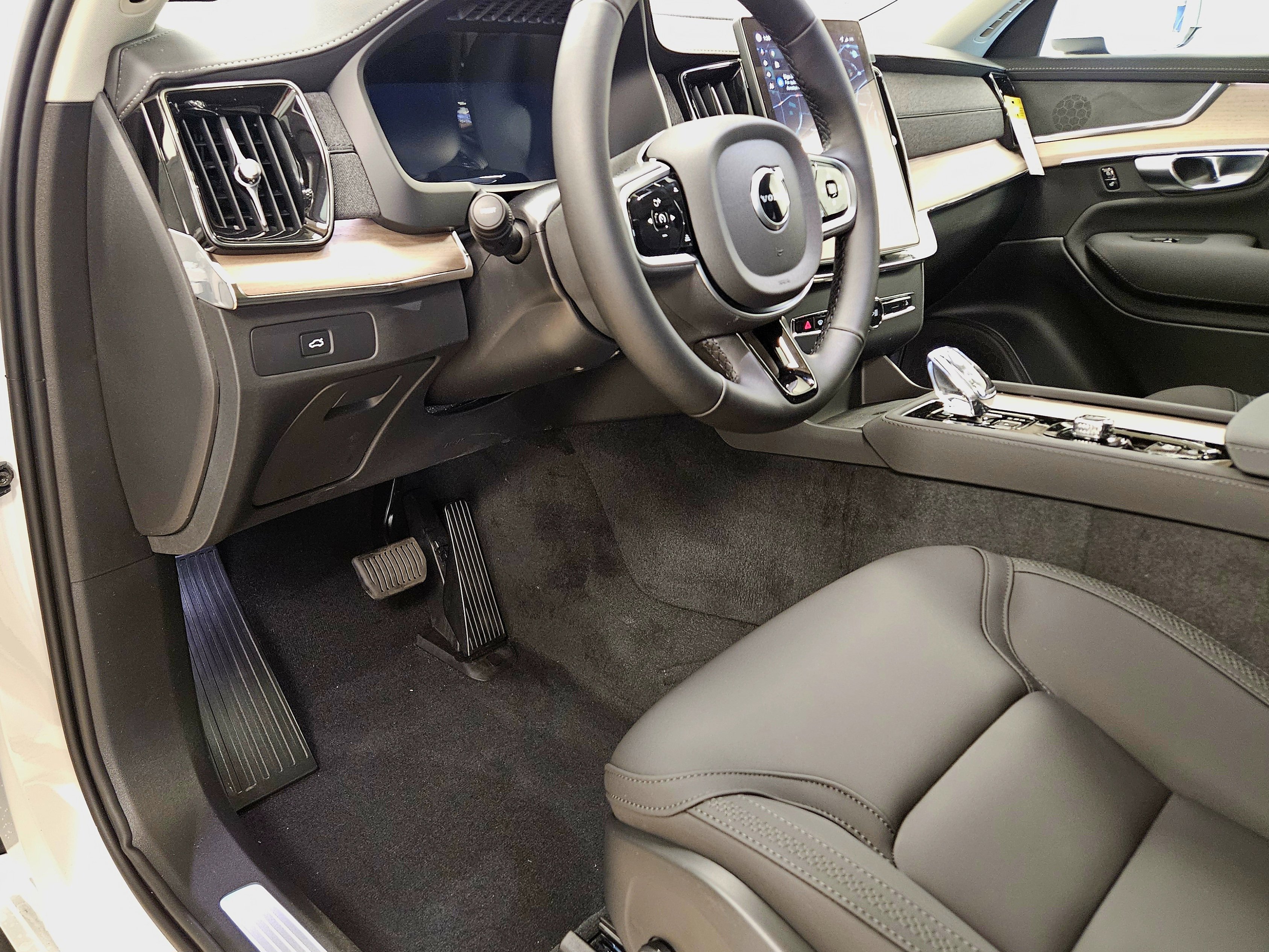 New 2026 Volvo XC90 B6 Plus w/ Protection Package image 45