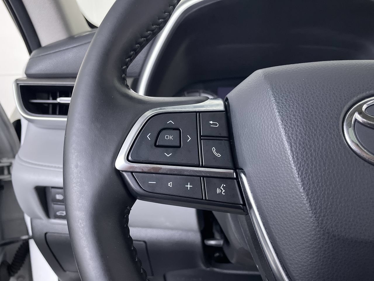 Used 2020 Toyota Highlander XLE AWD/4WD image 27