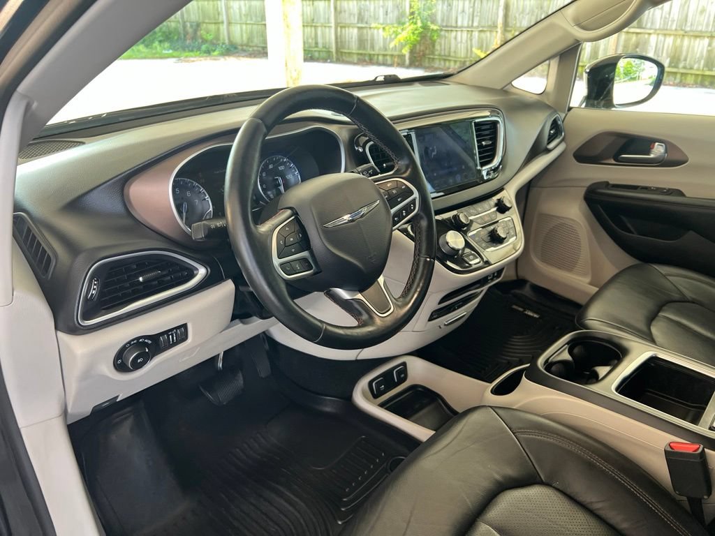 Used 2017 Chrysler Pacifica Touring-L Plus w/ Advanced Safetytec Group FWD image 6