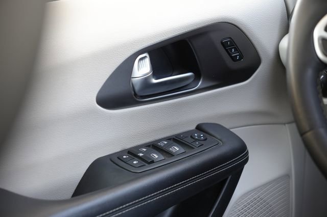 Used 2023 Chrysler Pacifica Touring-L FWD image 17