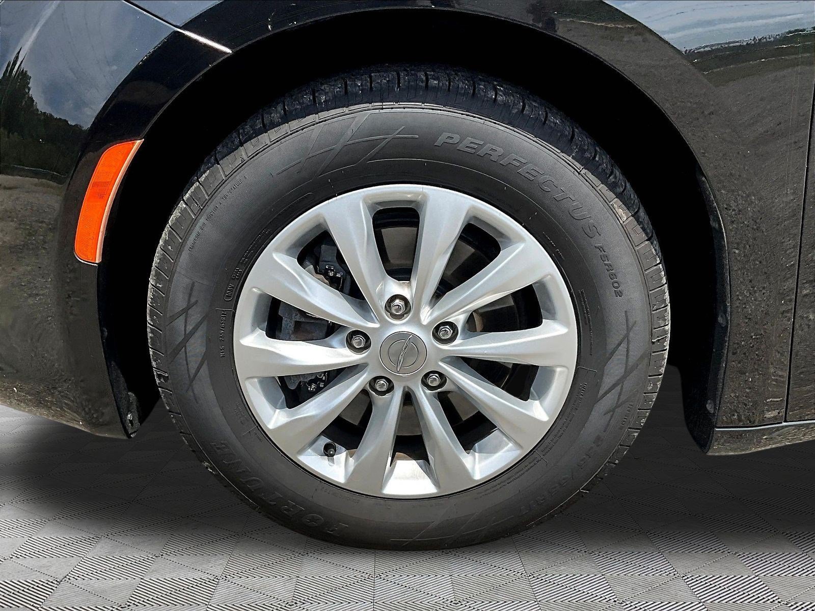 Used 2017 Chrysler Pacifica Touring-L FWD image 34