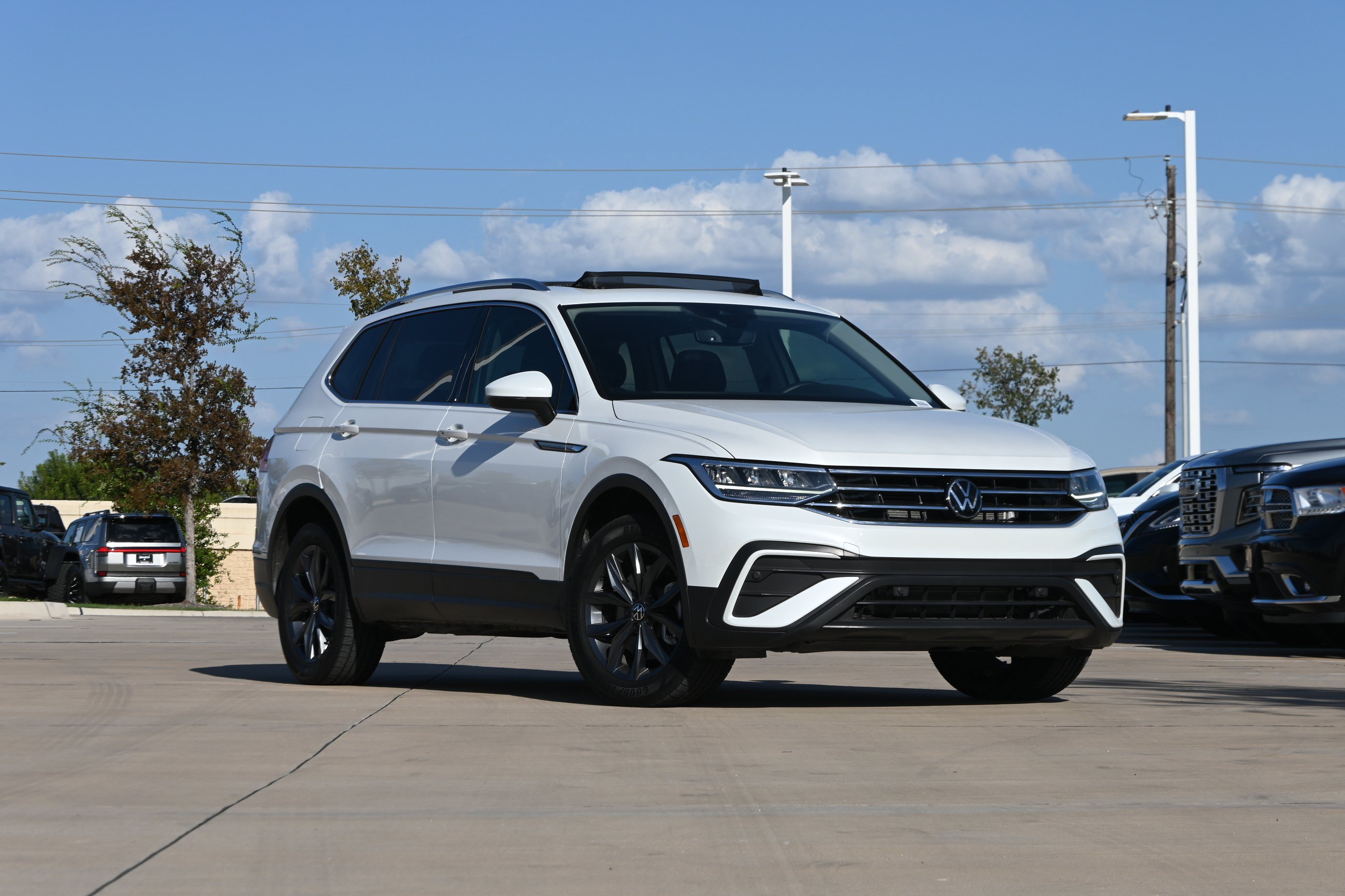 Used 2023 Volkswagen Tiguan SE w/ Panoramic Sunroof Package FWD image 2