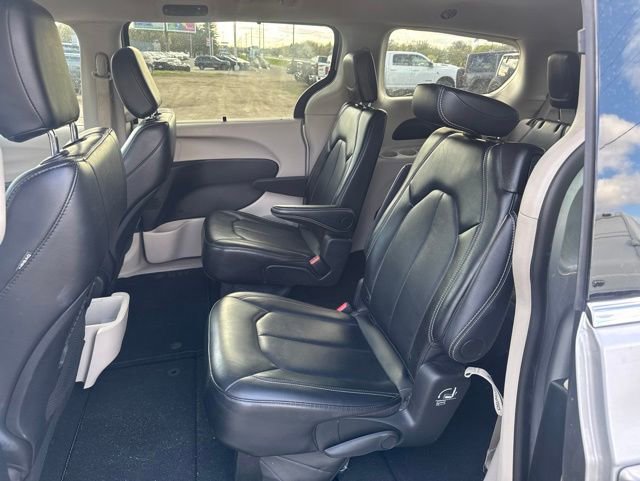 Used 2024 Chrysler Pacifica Touring-L FWD image 13