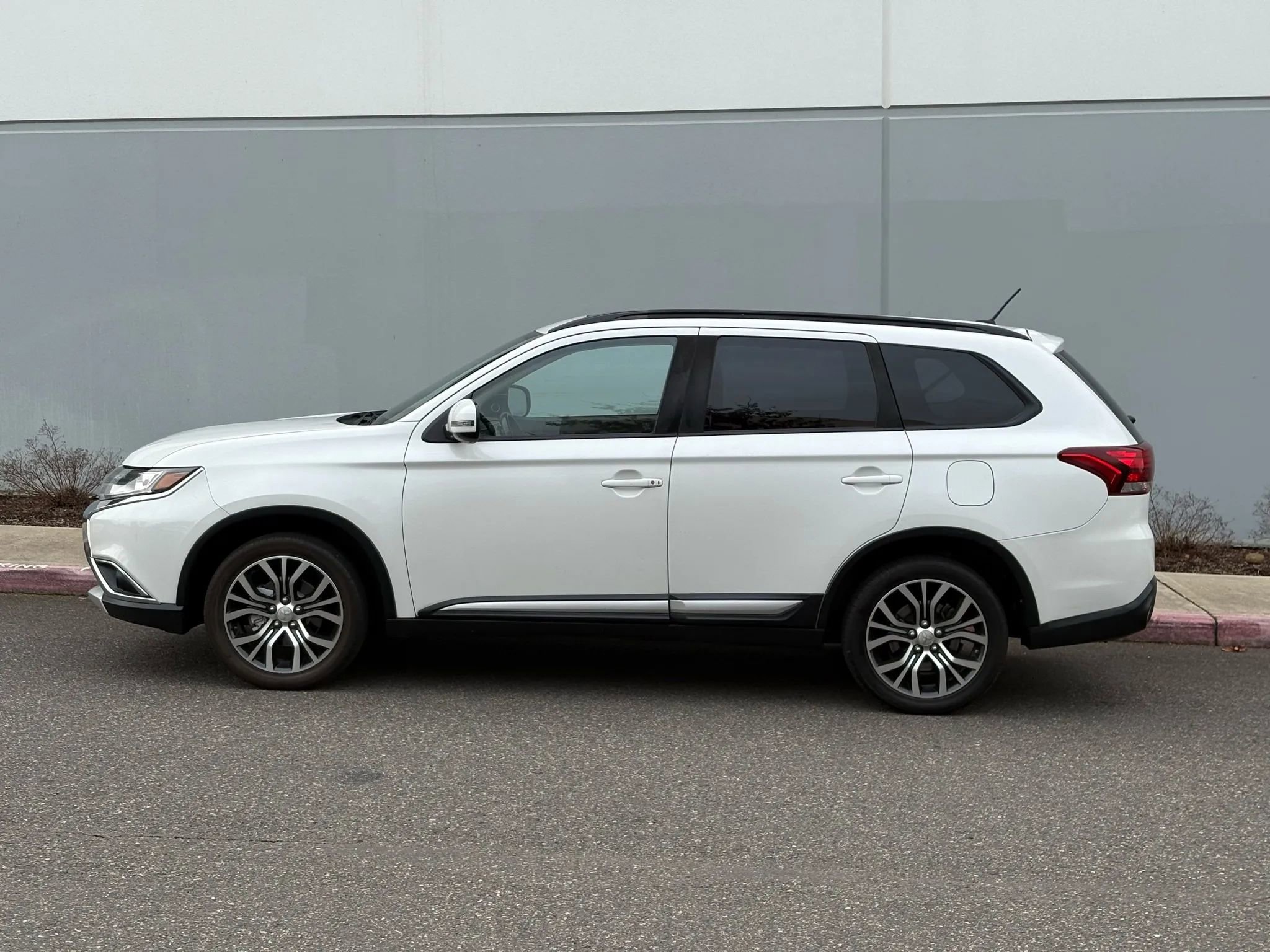 Used 2016 Mitsubishi Outlander SEL image 3