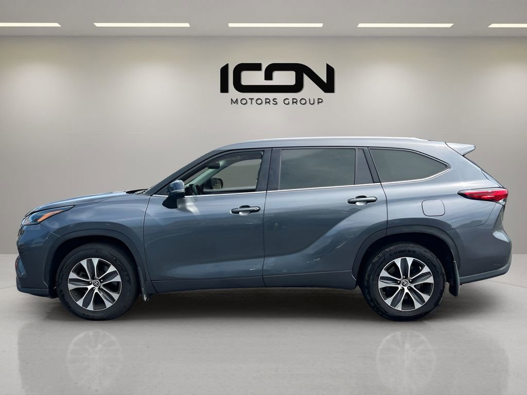 Used 2022 Toyota Highlander XLE image 2